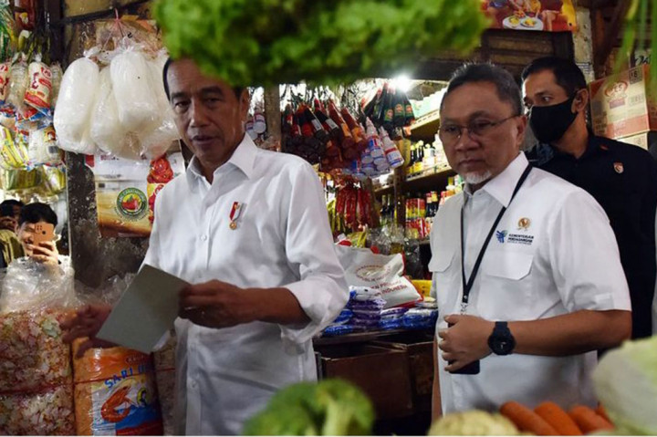 Presiden Joko Widodo didampingi Menteri Perdagangan Zulkifli Hasan meninjau stok dan harga komoditas pangan di dua pasar Jakarta menjelang Hari Raya Idul Fitri 1444 Hijriah.