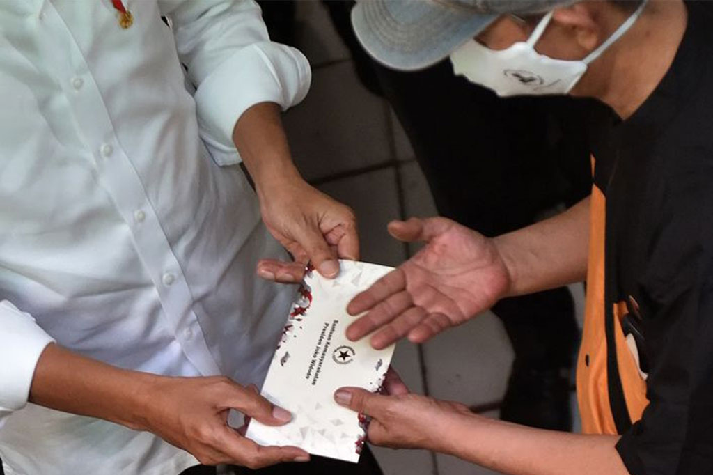 Menurut Jokowi, sejumlah komoditas yang mengalami penurunan harga, antara lain, telur, daging ayam, beras, dan bawang. Namun, diakui Jokowi, terdapat pula, bahan pokok yang mengalami kenaikan harga seperti daging.