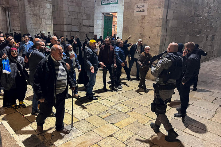 Bentrokan meletus di dalam Masjid Al-Aqsa di Yerusalem Rabu, 5 April 2023 pagi, ketika polisi Israel mengatakan mereka telah masuk untuk mengusir penghasut, sebuah langkah yang dikecam oleh Hamas sebagai kejahatan yang belum pernah terjadi sebelumnya.