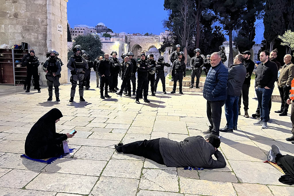 Polisi Israel mengatakan mereka telah memasuki masjid untuk mengusir penghasut yang telah membarikade diri di dalam dengan kembang api, tongkat, dan batu.