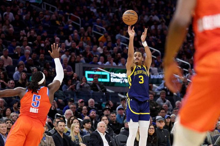 Golden State Warriors berhasil bangkit kembali atau 'comeback' usai tertinggal hingga 10 poin dari Oklahoma City Thunder di tiga kuarter, untuk kemudian keluar sebagai pemenang dengan skor 136-125 dalam laga NBA yang digelar di Chase Center Arena California, Rabu, 5 April 2023 WIB.