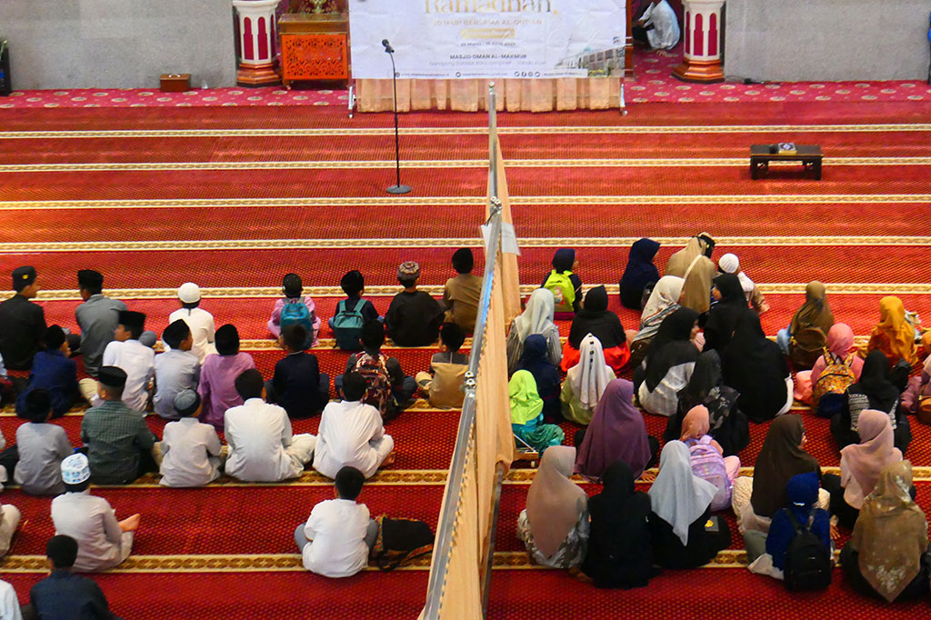 Di minggu awal Ramadan 2023, tampak antusiasme masyarakat Kota Banda Aceh berdatangan di Masjid Oman, untuk melakukan ibadah.