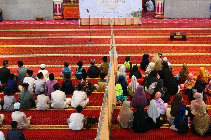 Di minggu awal Ramadan 2023, tampak antusiasme masyarakat Kota Banda Aceh berdatangan di Masjid Oman, untuk melakukan ibadah.