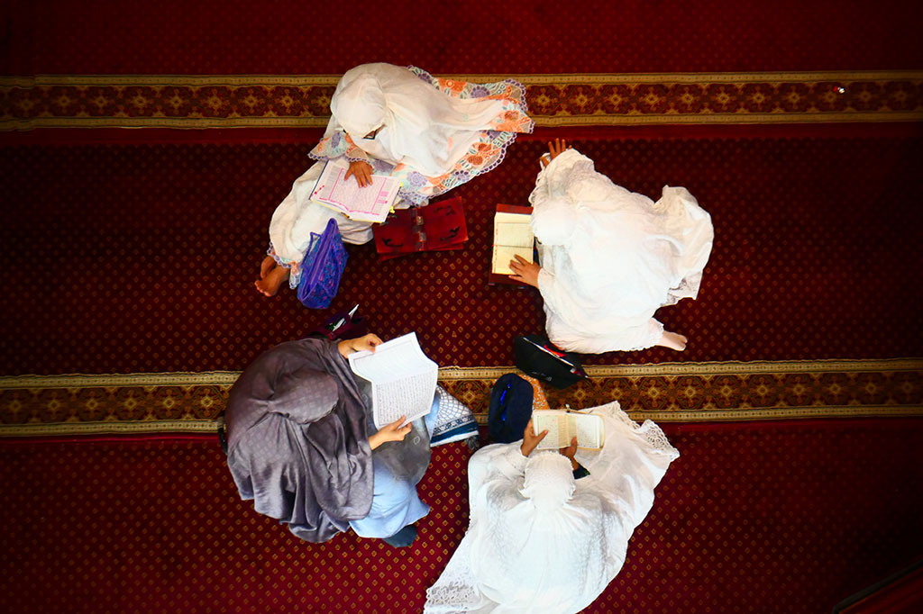 Pada bulan Ramadan, selain berpuasa, umat Islam di Bumi Serambi Mekkah juga memperbanyak kegiatan ibadah seperti tadarus atau membaca Alquran, itikaf, berzikir, daurah Alquran dan salat sunah.