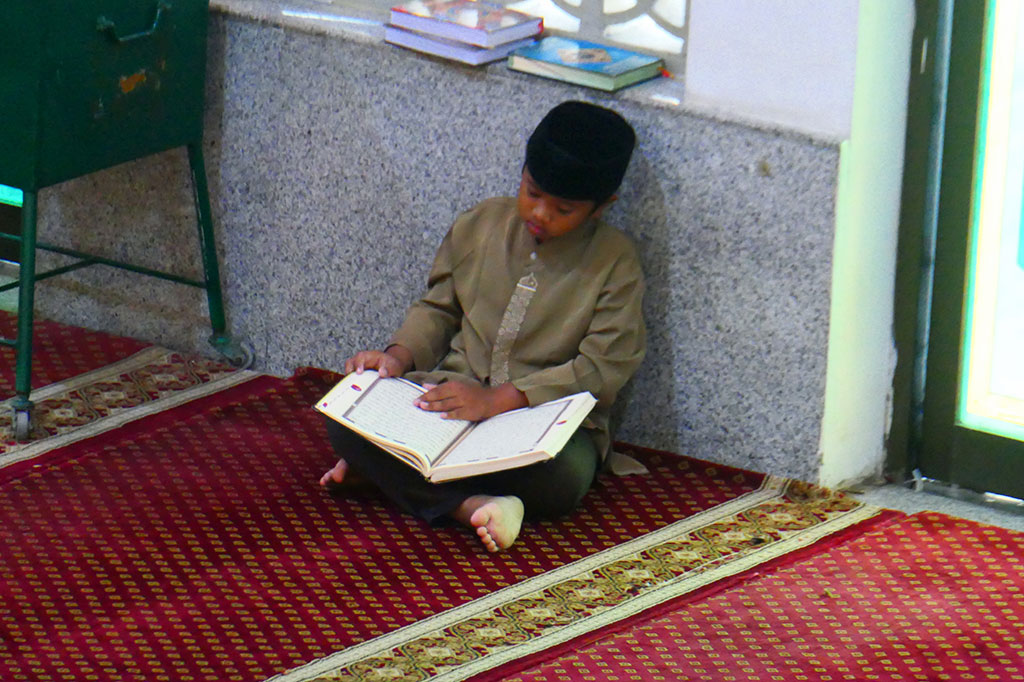 Masjid Agung Al-Makmur atau yang dikenal dengan Masjid Oman merupakan salah satu masjid yang berada di Jalan Tgk. H. Muhammad Daud Beureueh, Banda Aceh yang mendapatkan bantuan karena bencana gempa dan tsunami tahun 2004 silam.