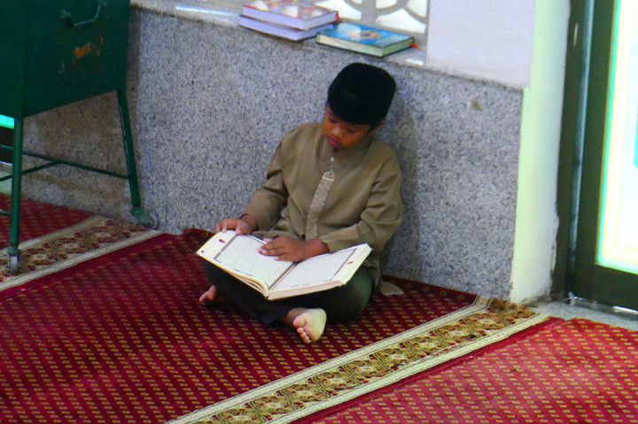 Masjid Agung Al-Makmur atau yang dikenal dengan Masjid Oman merupakan salah satu masjid yang berada di Jalan Tgk. H. Muhammad Daud Beureueh, Banda Aceh yang mendapatkan bantuan karena bencana gempa dan tsunami tahun 2004 silam.