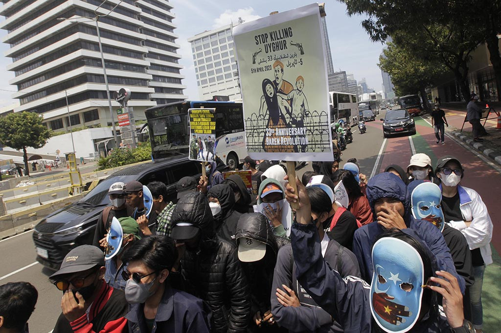 Sejumlah massa yang tergabung dalam Aliansi Mahasiswa Islam (AMI) melakukan aksi teatrikal di depan Kantor Perwakilan PBB, Thamrin, Jakarta, Rabu, 5 April 2023.
