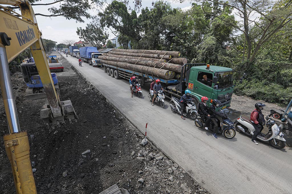 Kemacetan terjadi hingga puluhan KM dalam beberapa hari terakhir tersebut disebabkan karena adanya perbaikan ruas jalan, jembatan, hingga genangan air hujan.