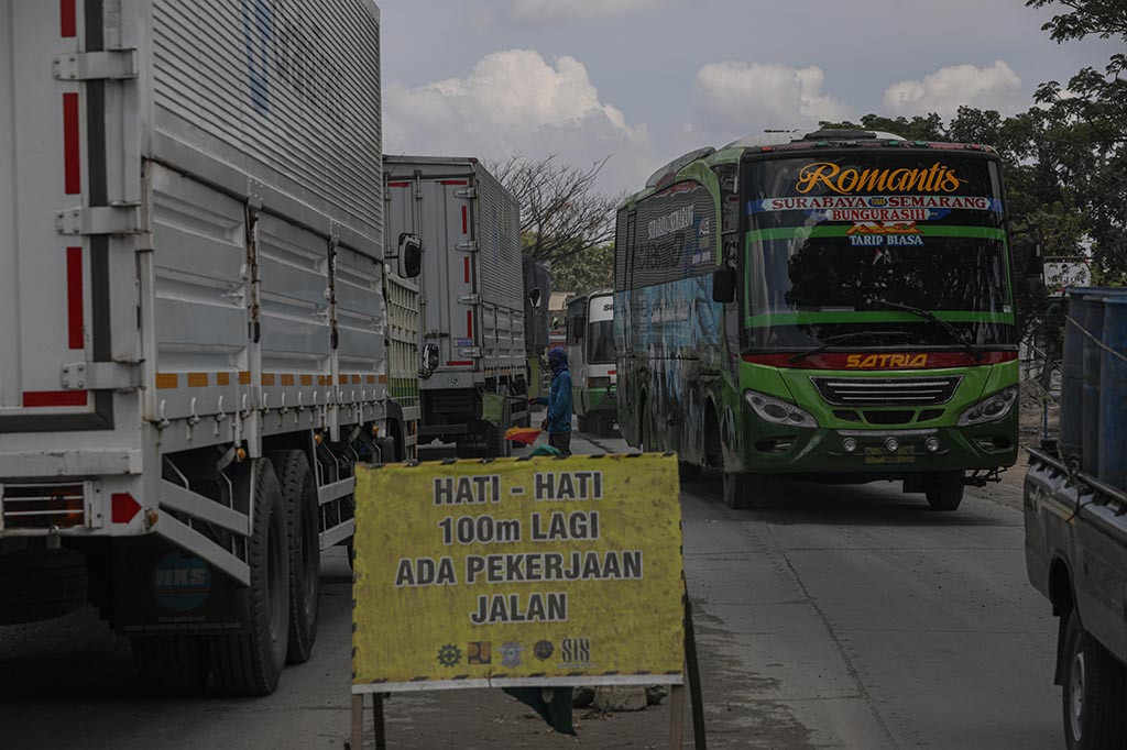 Ratusan kendaraan yang didominasi truk terjebak kemacetan panjang saat melewati jalur Pantura ruas Pati-Rembang, di Desa Rati Batangan, Pati, Jawa Tengah, Rabu, 5 April 2023.
