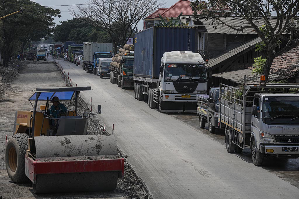 Kendaraan truk muatan besar dari arah Rembang menuju Pati harus berjibaku dengan tekstur jalan yang lembek setelah diguyur hujan. sebaliknya untuk kendaraan dari arah Pati menuju Rembang harus mengurangi laju kendaraan, karena jalur berdekatan dengan cekungan jalan yang sedang diperbaiki.