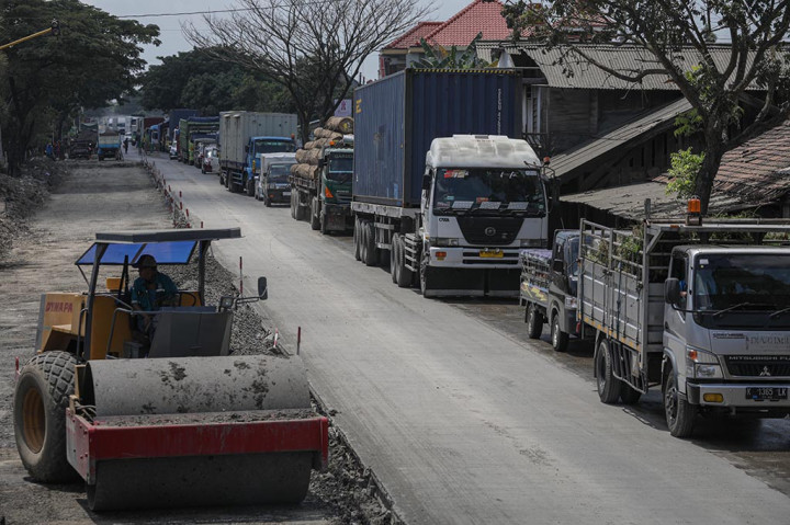 Kendaraan truk muatan besar dari arah Rembang menuju Pati harus berjibaku dengan tekstur jalan yang lembek setelah diguyur hujan. sebaliknya untuk kendaraan dari arah Pati menuju Rembang harus mengurangi laju kendaraan, karena jalur berdekatan dengan cekungan jalan yang sedang diperbaiki.