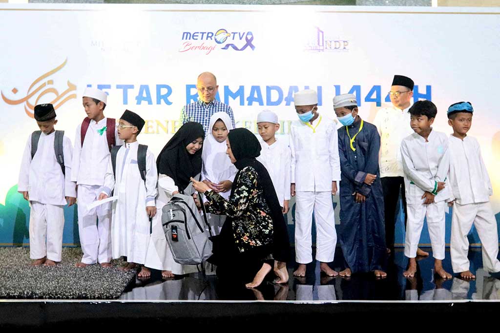 Head of Corporate Communications Metro TV Fifi Aleyda Yahya (kerudung hitam) memberikan santunan kepada perwakilan anak yatim saat Iftar Ramadan 1444 H Menebar Kebaikan, di Masjid Nusiah Daud Paloh (NDP), kompleks Media Group, Jakarta, Selasa, 4 April 2023. 