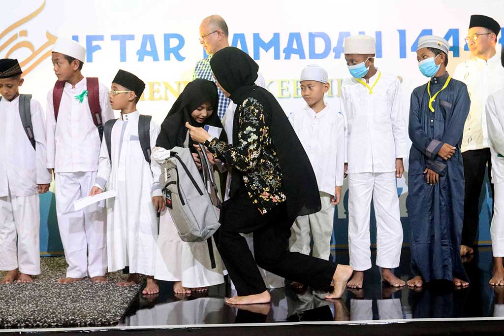 Metro TV kembali menggelar acara Iftar Ramadan 1444 H di Masjid Nursiah Daud Paloh (NDP), Selasa, 4 April 2023. Dalam acara ini dilakukan buka bersama dan pemberian santunan untuk 1.500 anak yatim. Santunan diberikan secara simbolis kepada 300 anak yatim.