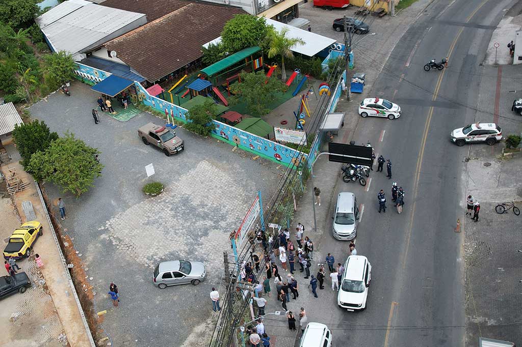 Pemandangan udara memperlihatkan suasana taman kanak-kanak tempat seorang pria membunuh empat anak-anak dengan senjata mirip kapak, di Blumenau, Negara Bagian Santa Catarina, Brasil selatan, Rabu, 5 April 2023 waktu setempat.