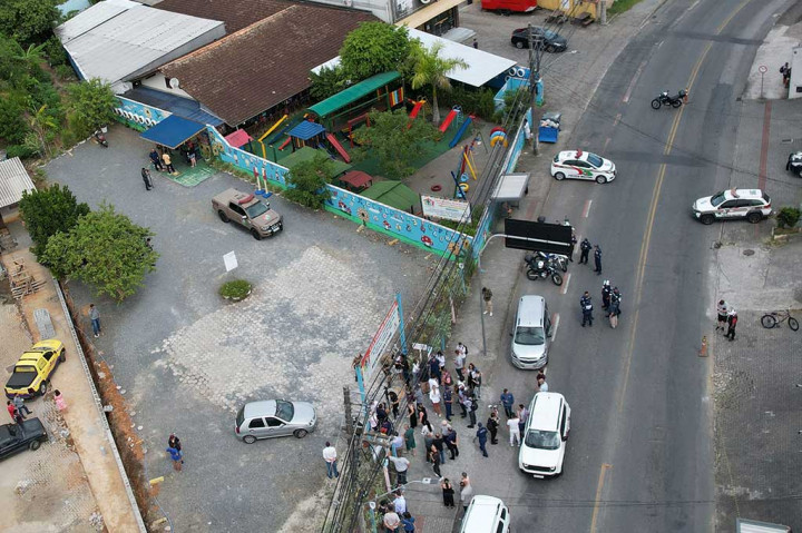 Pemandangan udara memperlihatkan suasana taman kanak-kanak tempat seorang pria membunuh empat anak-anak dengan senjata mirip kapak, di Blumenau, Negara Bagian Santa Catarina, Brasil selatan, Rabu, 5 April 2023 waktu setempat.