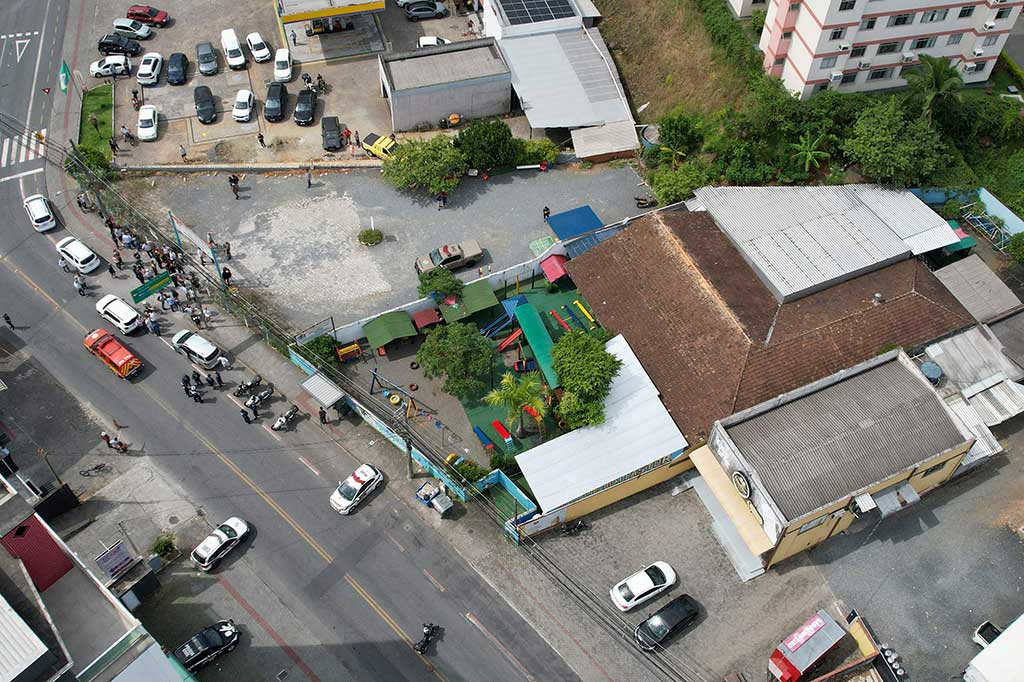 Seorang penyerang berusia 25 tahun menerobos ke dalam taman kanak-kanak dan membunuh empat anak dengan senjata mirip kapak sebelum menyerahkan diri ke polisi. Polisi dan pejabat pemerintah mengatakan pria itu juga melukai empat anak lainnya.