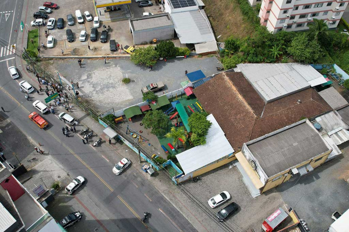 Seorang penyerang berusia 25 tahun menerobos ke dalam taman kanak-kanak dan membunuh empat anak dengan senjata mirip kapak sebelum menyerahkan diri ke polisi. Polisi dan pejabat pemerintah mengatakan pria itu juga melukai empat anak lainnya.
