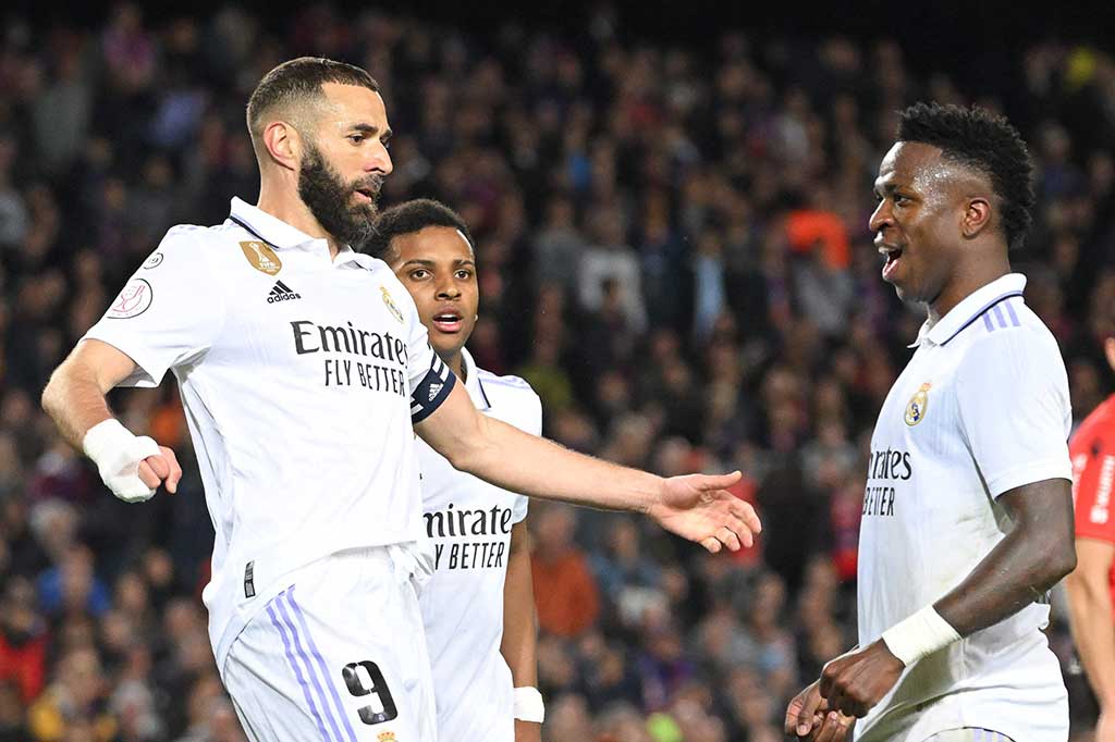 Madrid membobol gawang Barcelona di akhir babak pertama. Bermula dari peluang Robert Lewandowski dihentikan oleh Courtois, Madrid melancarkan serangan balik dan umpan tarik Karim Benzema disambar Vinicius. Bola melewati Marc-Andre ter Stegen dan sempat diblok Jules Kounde, tetapi tetap bergulir masuk ke gawang. 