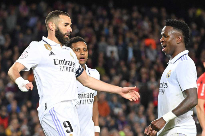 Madrid membobol gawang Barcelona di akhir babak pertama. Bermula dari peluang Robert Lewandowski dihentikan oleh Courtois, Madrid melancarkan serangan balik dan umpan tarik Karim Benzema disambar Vinicius. Bola melewati Marc-Andre ter Stegen dan sempat diblok Jules Kounde, tetapi tetap bergulir masuk ke gawang. 