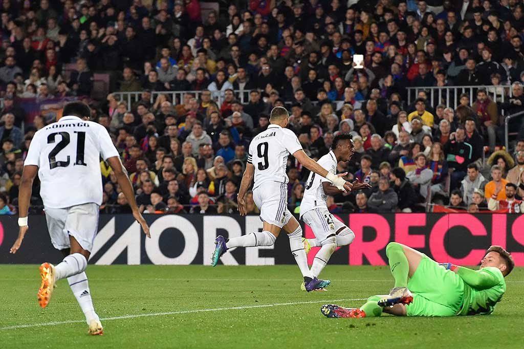 Madrid menambah keunggulan di menit ke-50. Luka Modric melewati tiga pemain sebelum mengoper ke Benzema yang tendangannya tidak dapat dijangkau Ter Stegen. Barcelona tertinggal 0-2.