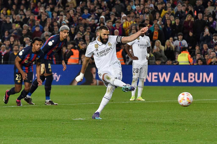 Madrid mendapat hadiah penalti setelah Franck Kessie menginjak kaki Vinicius di kotak terlarang. Benzema maju sebagai eksekutor dan sukses mengecoh Ter Stegen untuk mengubah skor menjadi 3-0 pada menit ke-58.