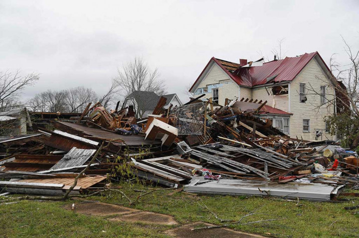 Puing dan reruntuhan terlihat setelah tornado mendarat di area tersebut pada 5 April 2023 di Glenallen, Missouri. Tornado yang melanda negara bagian Missouri di AS bagian barat tengah, menewaskan sedikitnya lima orang.