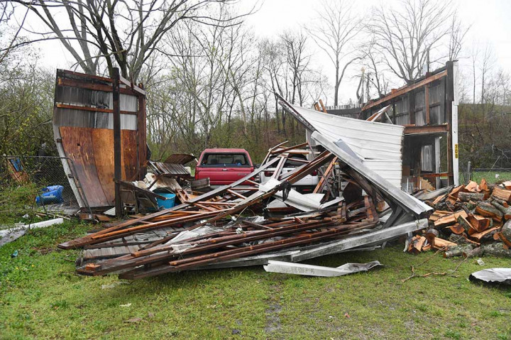 Gambar-gambar yang disiarkan di saluran televisi Fox 2 menunjukkan pohon-pohon tumbang dan rumah-rumah hancur di Glenallen, sebuah kota di Bollinger County, di bagian tenggara negara bagian itu. 
