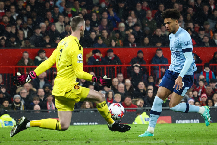 Peluang emas Brenford untuk mencetak gol penyeimbang terjadi pada menit ke-66. Kevin Schade tinggal berhadapan dengan David De Gea, tetapi dia gagal mencetak gol.