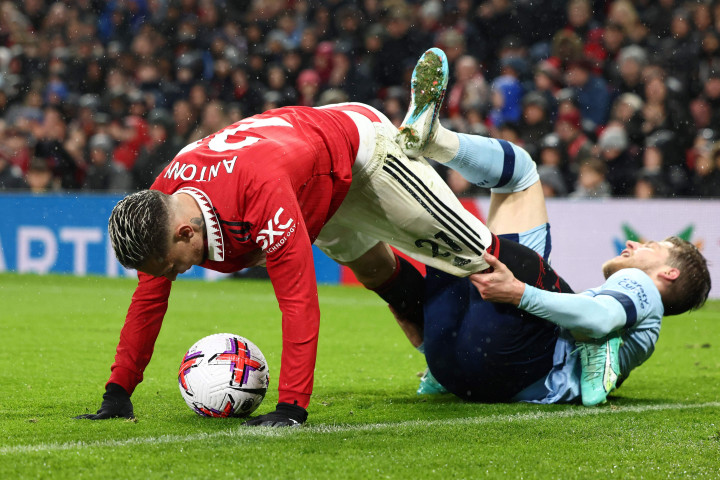Kedua tim saling balas menyerang di sisa waktu pertandingan, tetapi tidak ada gol lagi yang tercipta. MU sukses mempertahankan keunggulan 1-0 mereka atas Brenfort.