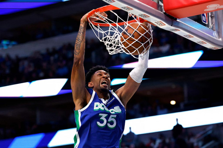 Dallas Mavericks yang berada tepat di bawah Thunder setidaknya harus menunggu OKC kalah lebih dulu untuk bisa mendapatkan kesempatan berlaga di babak play off. Kedua tim masing-masing masih menyisakan dua gim di NBA musim reguler.