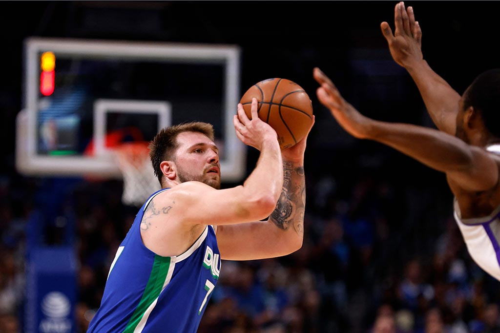 Dallas Mavericks menang melawan tim peringkat  tiga klasemen Wilayah Barat Sacramento Kings dengan skor 123-119 dalam laga NBA yang digelar di American Airlines Center Arena Texas, Kamis, 6 April 2023 WIB.
