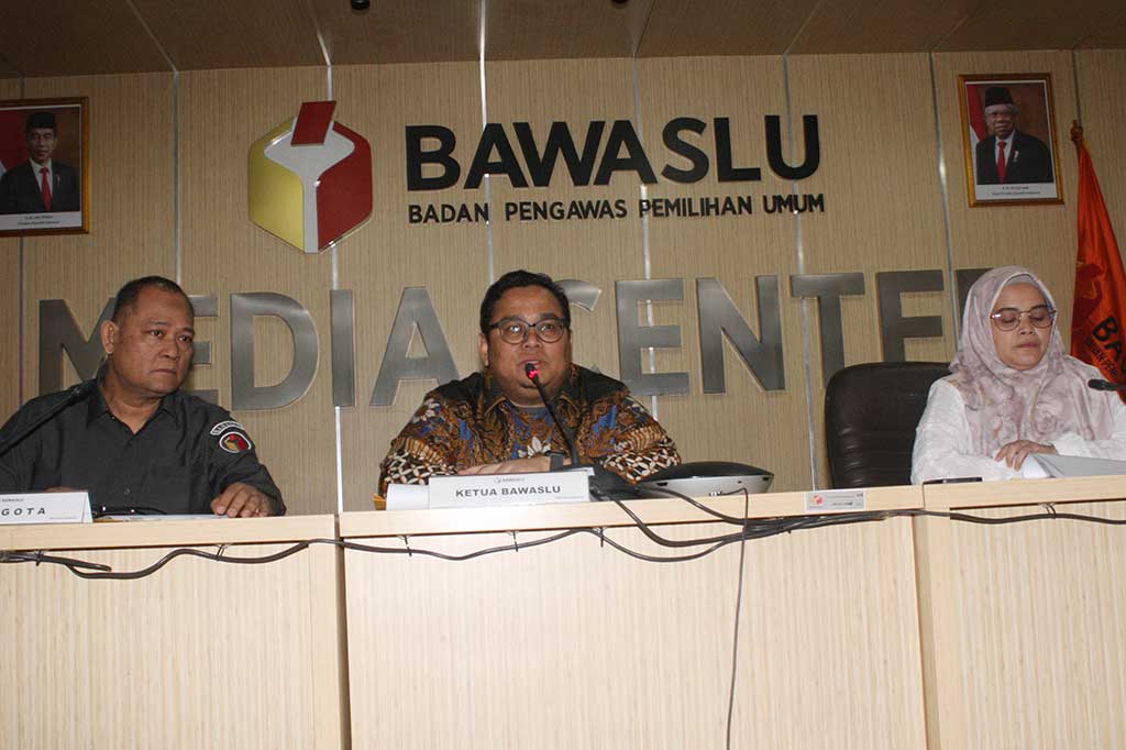 Ketua Bawaslu Rahmat Bagja (tengah) didampingi Anggota Bawaslu Lolly Suhenty (kanan) dan Totok Hariyono saat menyampaikan hasil tindaklanjut dugaan pelanggaran dalam peristiwa pembagian uang zakat dalam amplop bergambar Politikus PDIP Said Abdullah di Sumenep, Jawa Timur pada Jumat 24 Maret 2023 lalu, di Kantor Bawaslu, Jakarta, Kamis, 6 April 2023.