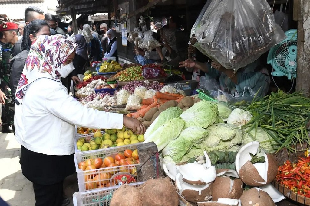 Presiden menilai bahwa banyaknya hasil produksi suatu komoditas di daerah tersebut menjadikan harga sejumlah bahan kebutuhan pokok menjadi lebih murah. Selain itu, jumlah ketersediaan suatu komoditas juga turut mempengaruhi harga komoditas di daerah tersebut.