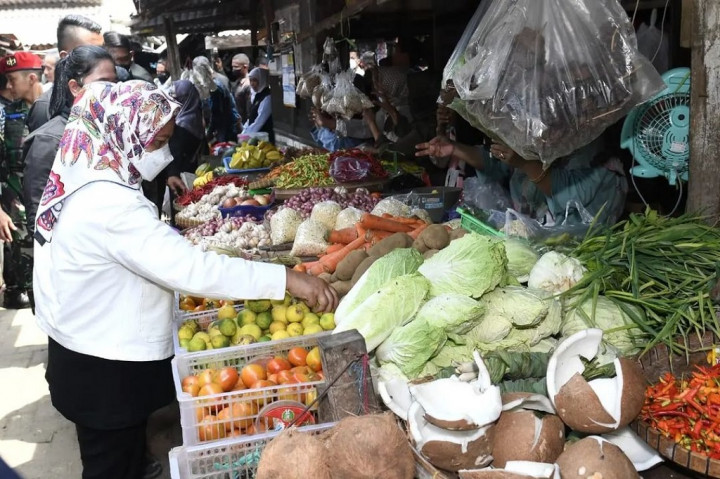Presiden menilai bahwa banyaknya hasil produksi suatu komoditas di daerah tersebut menjadikan harga sejumlah bahan kebutuhan pokok menjadi lebih murah. Selain itu, jumlah ketersediaan suatu komoditas juga turut mempengaruhi harga komoditas di daerah tersebut.