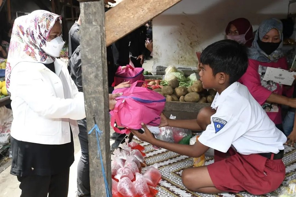 Menurut Presiden, harga sejumlah bahan kebutuhan pokok yang ada di Pasar Sambonggede cukup terjangkau. Bahkan, jika dibandingkan dengan daerah lain, harga sejumlah bahan kebutuhan pokok di Pasar Sambonggede disebut yang paling murah.