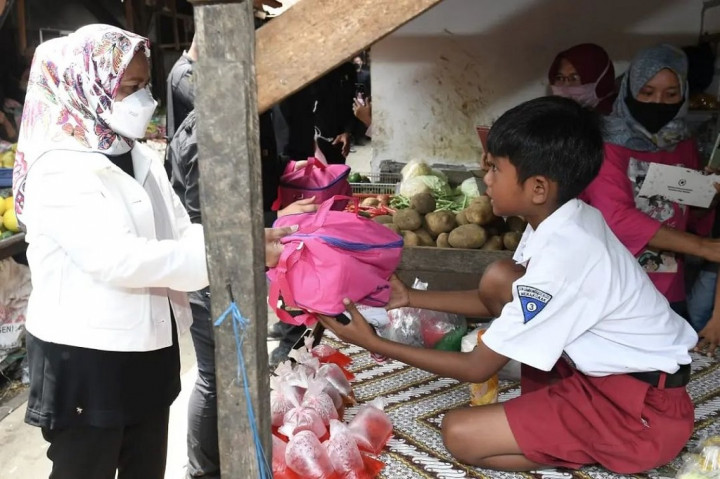 Menurut Presiden, harga sejumlah bahan kebutuhan pokok yang ada di Pasar Sambonggede cukup terjangkau. Bahkan, jika dibandingkan dengan daerah lain, harga sejumlah bahan kebutuhan pokok di Pasar Sambonggede disebut yang paling murah.