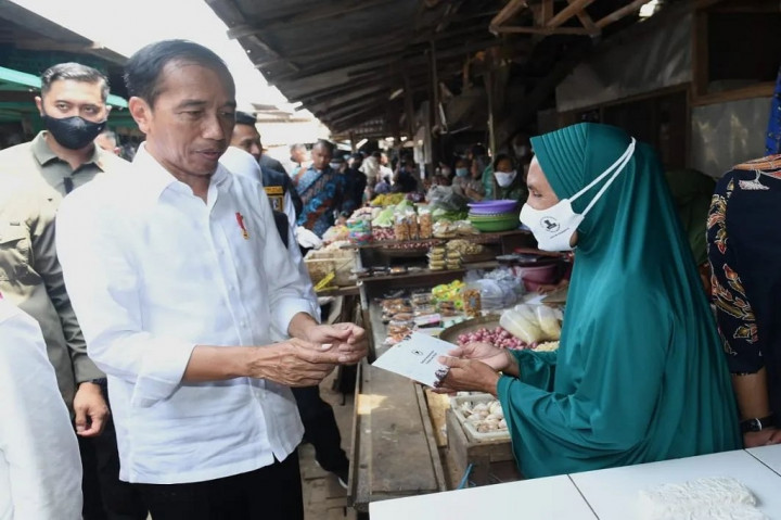 Presiden Joko Widodo didampingi Ibu Iriana Joko Widodo meninjau aktivitas perdagangan yang ada di Pasar Sambonggede, Kabupaten Tuban, Provinsi Jawa Timur, pada Kamis, 6 April 2023. Presiden dan Ibu Iriana juga mengecek langsung harga sejumlah bahan kebutuhan pokok yang ada di pasar tersebut.