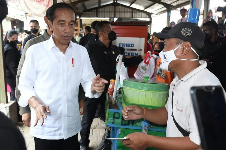 Dalam kesempatan tersebut, Presiden dan Ibu Iriana juga membagikan sejumlah bantuan sosial dan sembako kepada masyarakat penerima manfaat dan para pedagang yang ada di Pasar Sambonggede, Kabupaten Tuban.