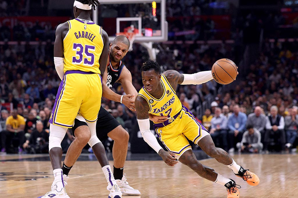 Lakers yang sempat memperoleh poin beruntun di kuarter empat mampu memperkecil selisih menjadi tujuh poin. Namun waktu pertandingan sudah habis dan Clippers keluar sebagai pemenang.