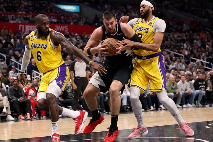 LA Lakers terpaksa tersingkir ke zona play in setelah kalah dari rival tim satu kota, Los Angeles Clippers dengan skor 118-125 dalam laga NBA di Crypto.com Arena, Kamis, 6 April 2023 WIB.