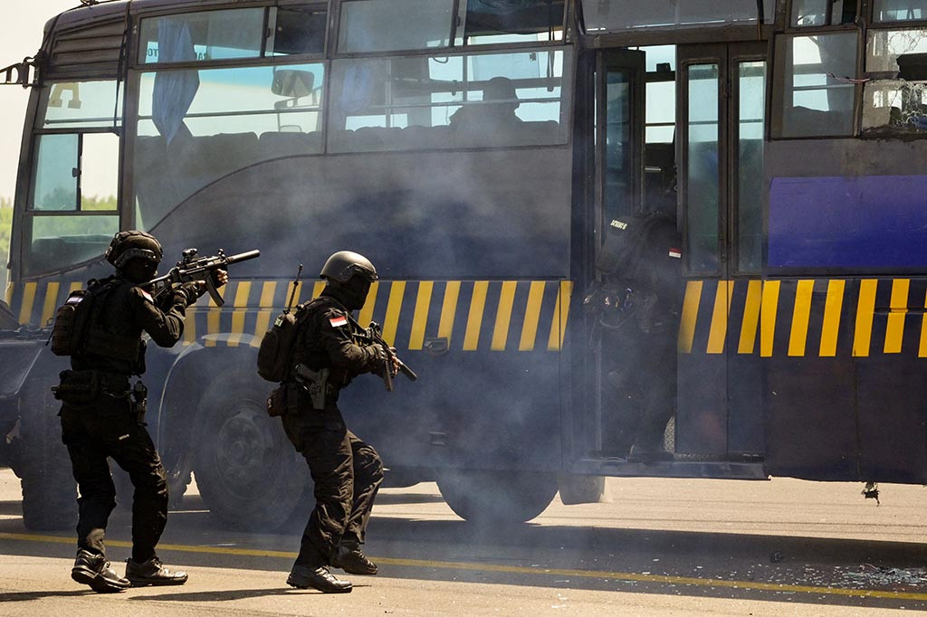 Demo udara berupa penampilan pesawat-pesawat TNI AU, demonstrasi berupa simulasi pembebasan sandra (basra) oleh pasukan Komando Pasukan Gerak Cepat (Kopasgat). Puluhan senjata Kopasgat berbagai tipe, juga ikut dalam defile.