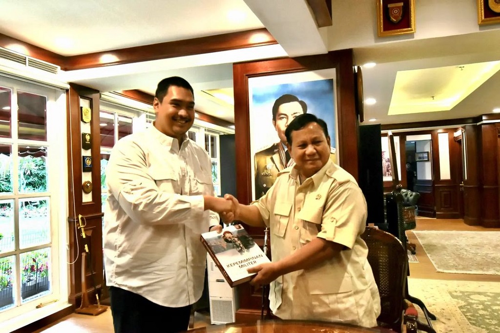 Saat tiba di Kemhan, Menpora diterima dengan jajar kehormatan, dan disambut Menhan dengan penuh kekeluargaan.