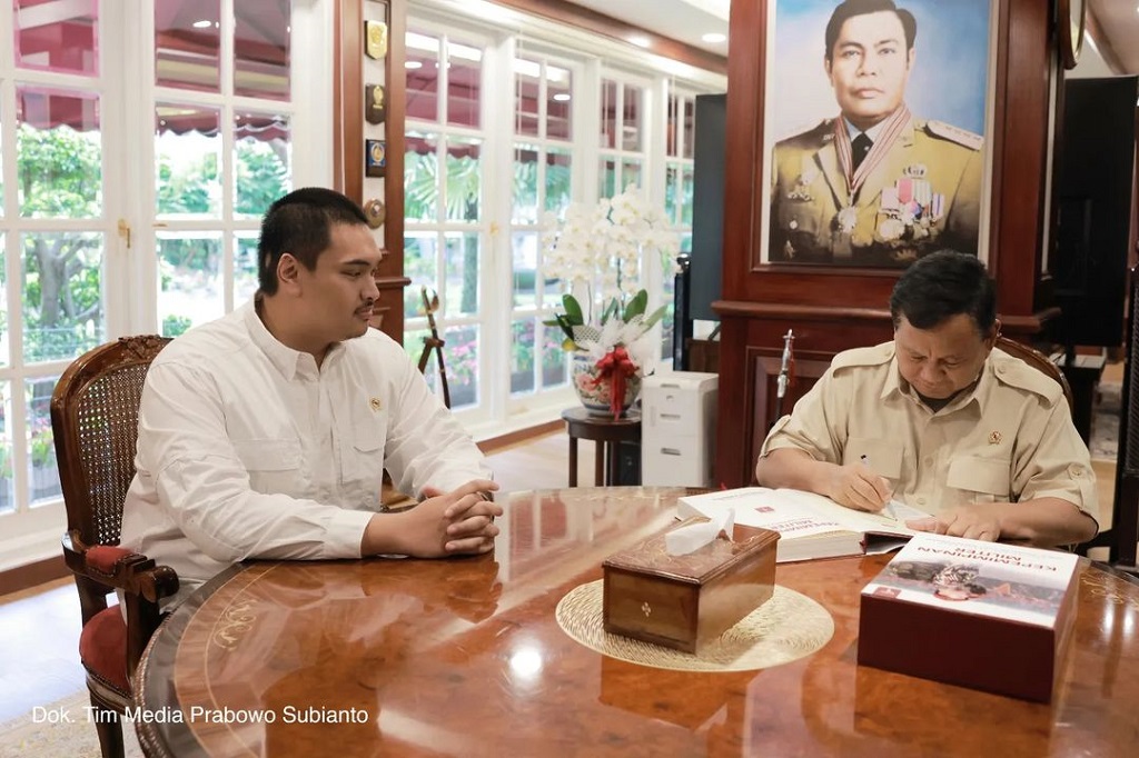 Dalam pertemuan tersebut, keduanya membahas sejumlah pembicaraan terkait kepemudaan serta pretasi-prestasi yang bisa disumbangkan oleh generasi penerus bangsa untuk mengharumkan nama bangsa di dunia internasional.