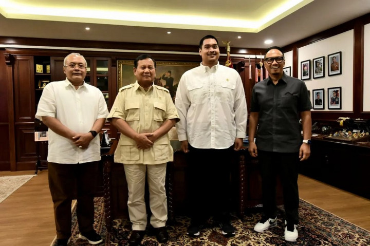 Mengakhiri pertemuan tersebut, dilakukan pertukaran cinderamata. Menhan Prabowo memberikan buku Kepemimpinan Militer, dan menuliskan pesan-pesan untuk Menpora sebagai salah satu pemimpin pemuda Indonesia.