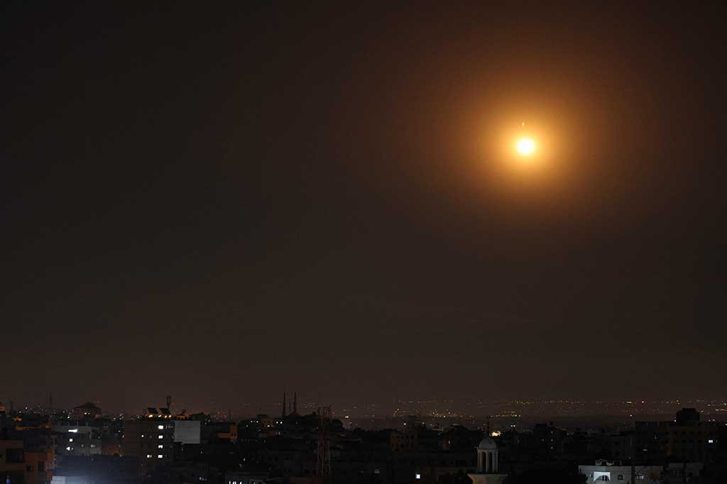 Pada Kamis militer Israel mengatakan bahwa sedikitnya 30 roket ditembakkan dari Lebanon selatan menuju Israel. Lewat pernyataan, militer menyebutkan sistem pertahanan udara mereka Dome menangkis 15 roket yang berasal dari Lebanon.