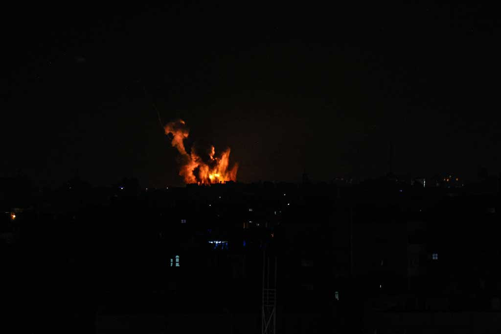 Sumber keamanan Palestina mengatakan serangan itu mengenai beberapa tempat pelatihan Hamas. 