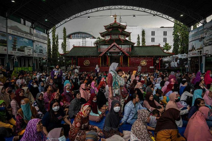 Warga antre untuk mendapatkan paket sembako di Masjid Cheng Hoo Surabaya Masjid Cheng Hoo, Surabaya, Jawa Timur, Kamis, 6 April 2023. 
