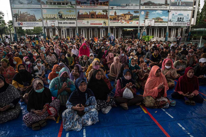 Sebanyak 1.000 paket sembako dibagikan di Masjid Cheng Hoo, Surabaya, Jawa Timur, Kamis, 6 April 2023. Paket sembako tersebut diperuntukkan bagi duafa dan anak yatim.