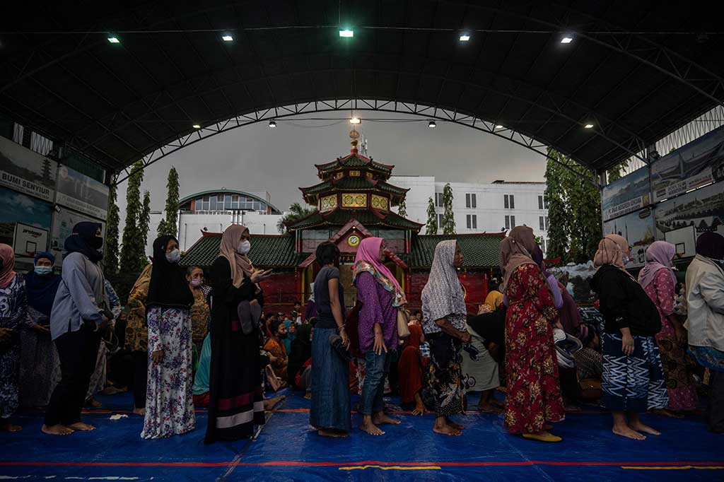 Paket sembako tersebut dibagikan kepada ribuan warga kurang mampu di tiga kecamatan yang ada di Surabaya, di antaranya Kenjeran, Pabean Cantikan, serta Simokerto.