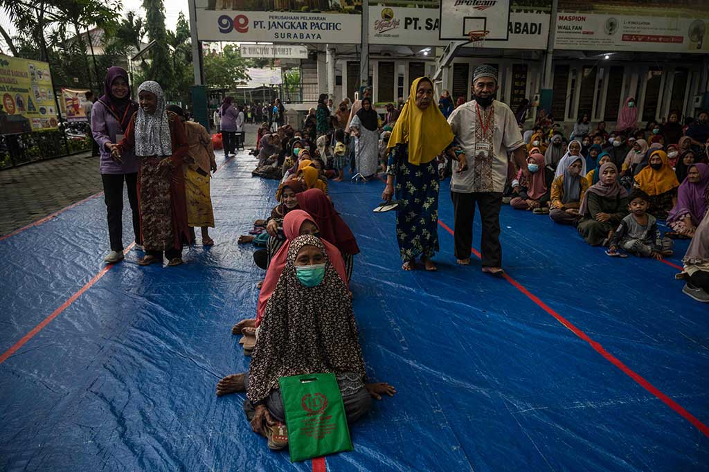 Sembako tersebut merupakan donasi dari Yayasan Bhakti Persatuan dan Perkumpulan Pengusaha Indonesia Tionghoa Jawa Timur serta Paguyuban Masyarakat Indonesia.